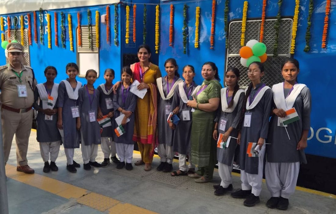 Children's faces lit up after traveling on the hydrogen train, saying, "Thank you, Modi ji."