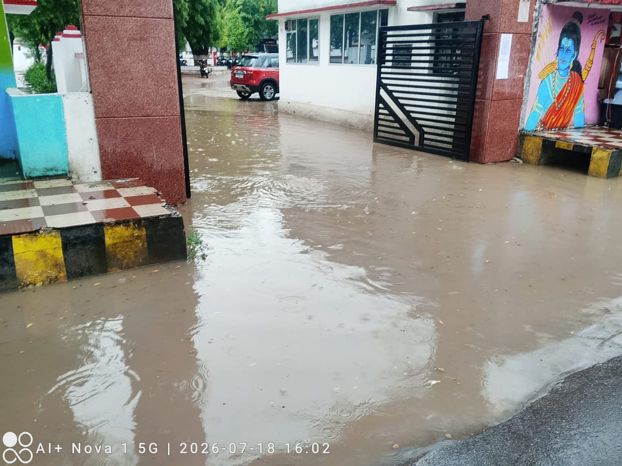 Clouds poured down heavily; 45 mm of rainfall recorded.