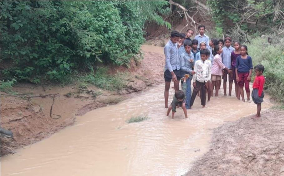 फोटो - 19 परासन से होते हुए नाला भरे पानी से निकलते स्कूली बच्चे। संवाद