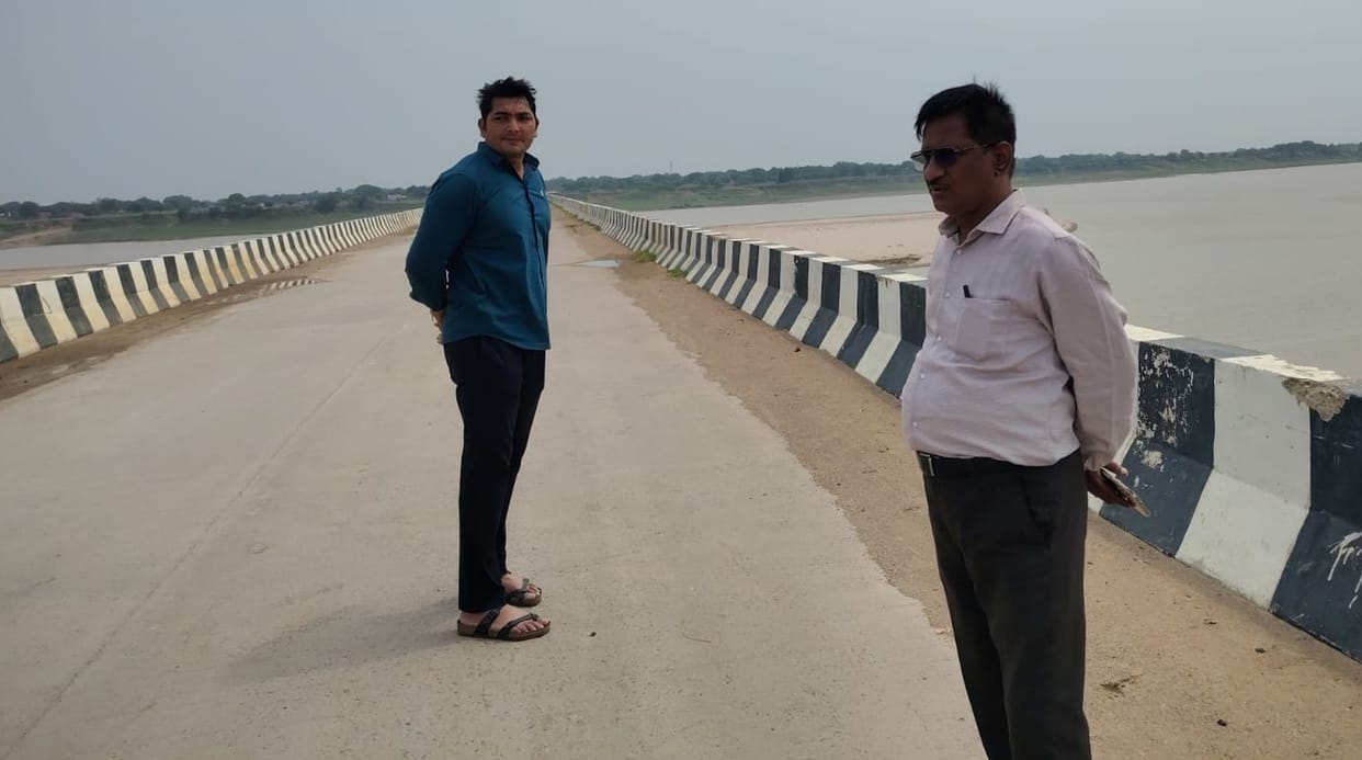 Officials arrived to inspect the collapsed approach of the Dadon Yamuna bridge.