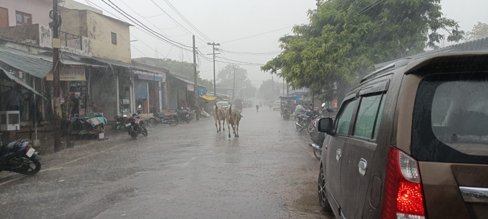 फोटो - 20 नगर में होती बारिश। संवाद