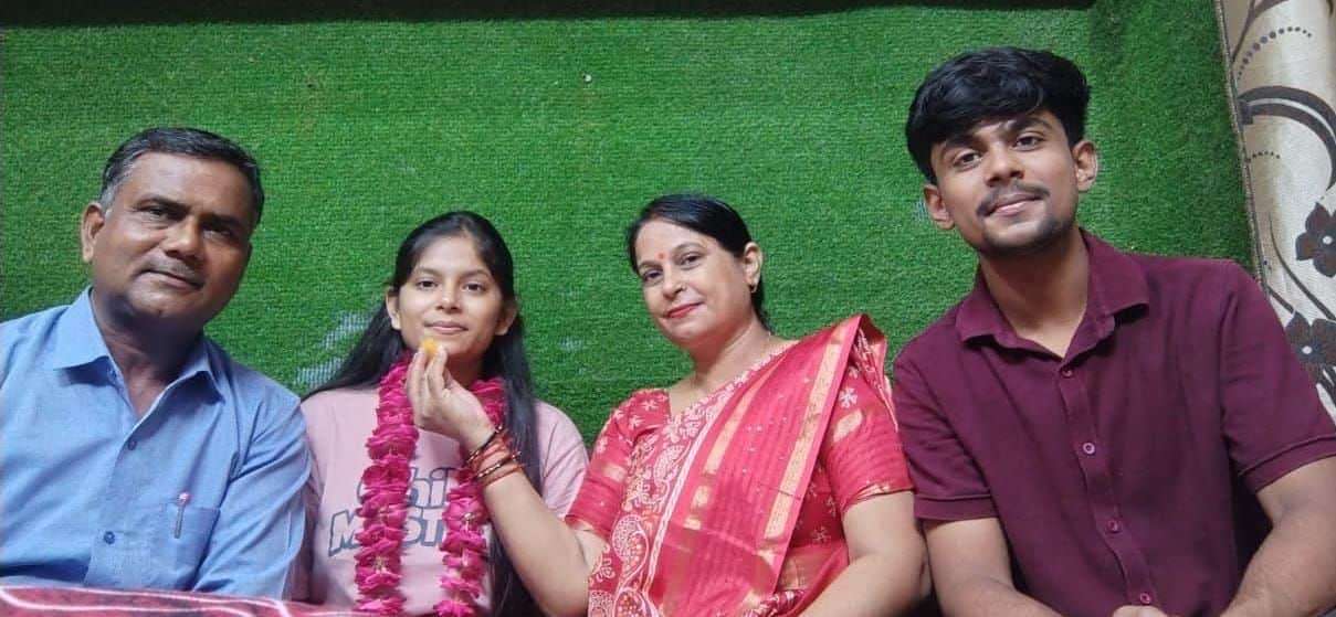 फोटो-22- नीट में बेटी के सफल होने पर मुंह मीठा कराते माता-पिता। स्रोत: परिजन