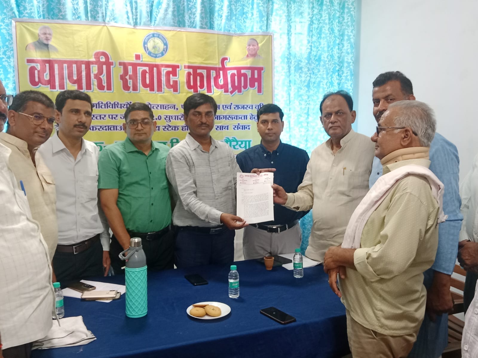 फोटो -26-  राज्यकर अधिकारी को ज्ञापन देते भट्ठा कारोबारी। स्रोत:आयोजक