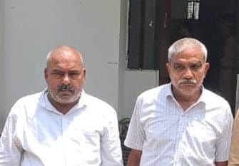 फोटो-27- चेकदार शर्ट पहने मुख्य हत्यारोपी राधाकांत दुबे, सफेद शर्ट में उसका साथी उमेशचंद्र। स्र