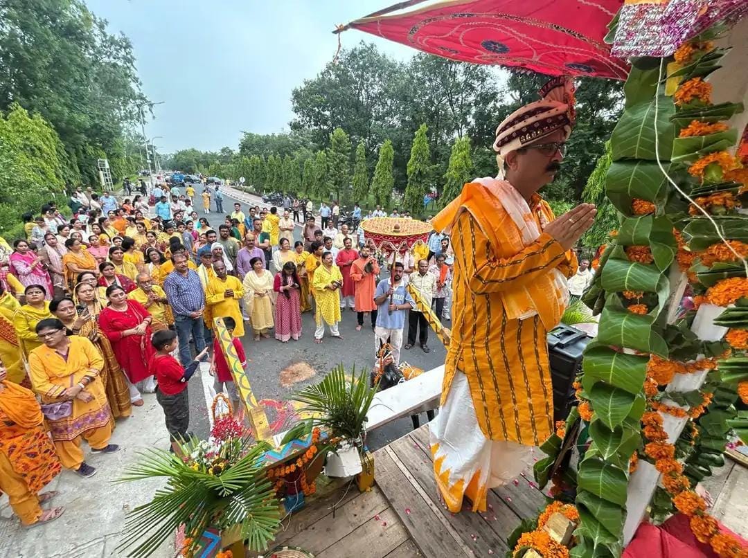फोटो-3- भगवान जगन्नाथ की शोभायात्रा में शामिल श्रद्धालु। संवाद