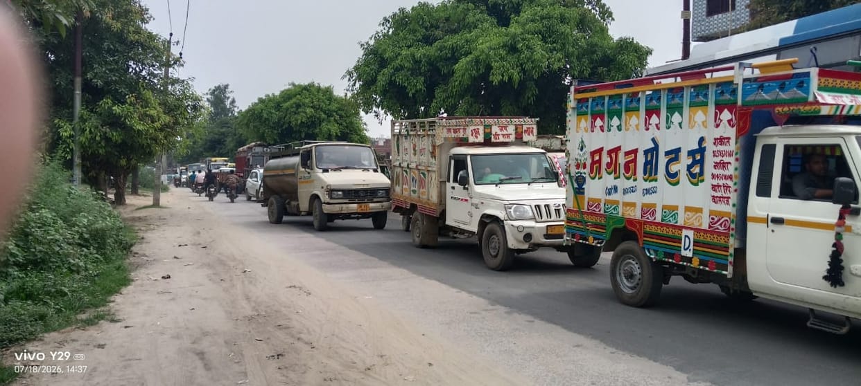 Goods train stalled at Chandi Crossing for half an hour; long queues of vehicles on both sides.