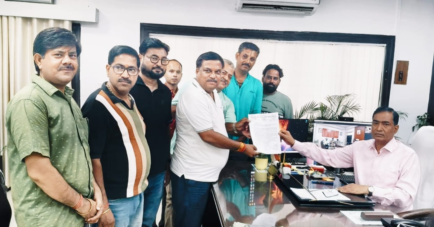 फोटो-6- डीएम को ज्ञापन देते व्यापार मंडल पदाधिकारी। संवाद