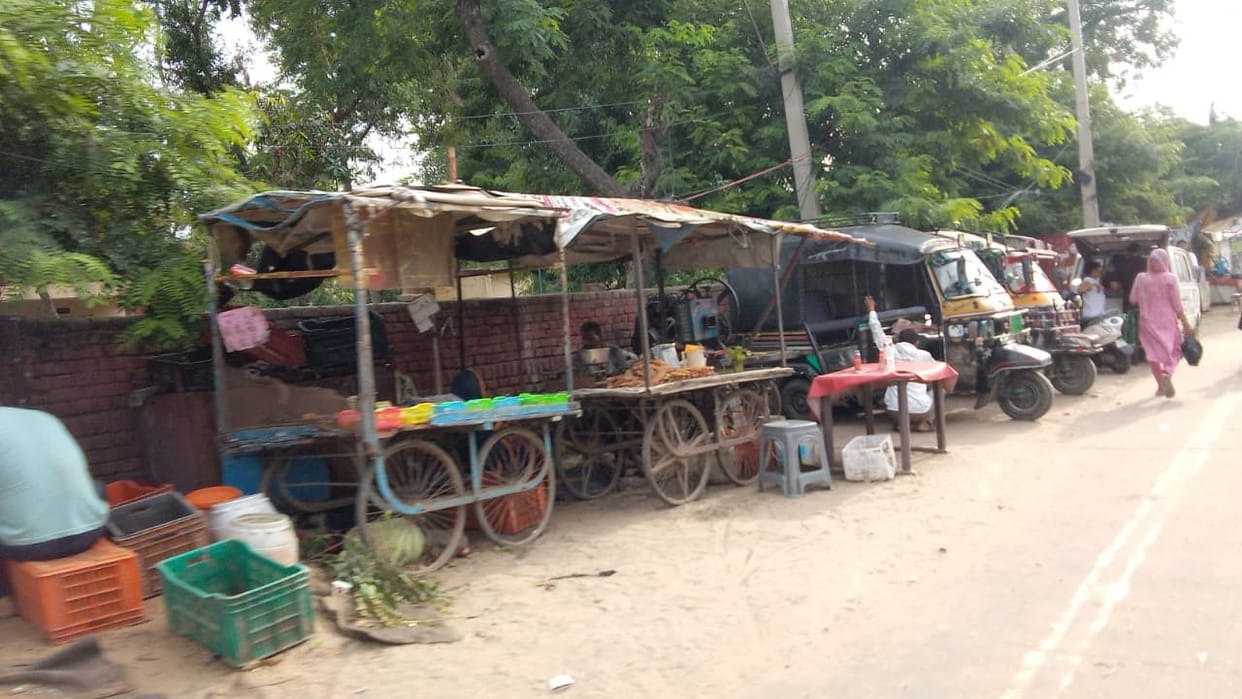 SDM grants permission to set up street carts, subject to regulations.