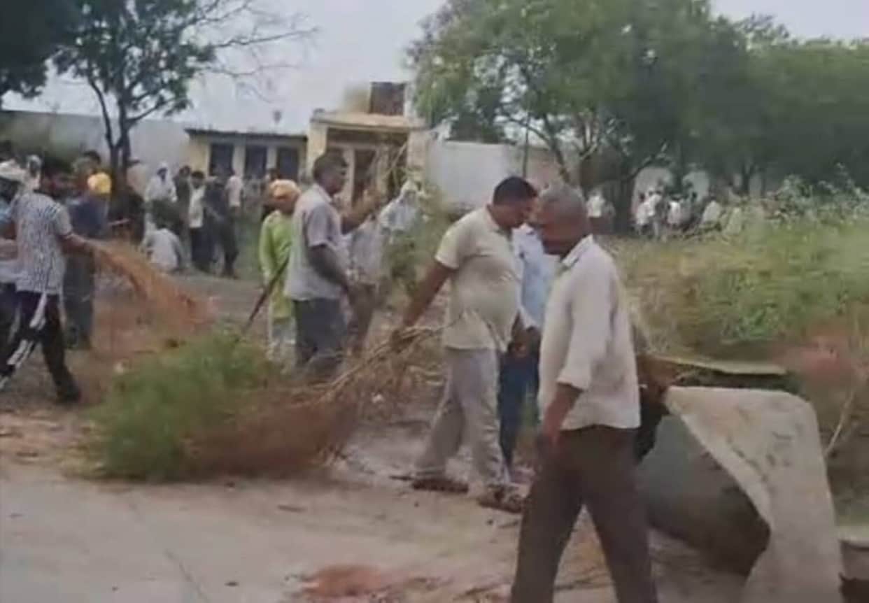 Officials and employees at the sugar mill performed voluntary labor.