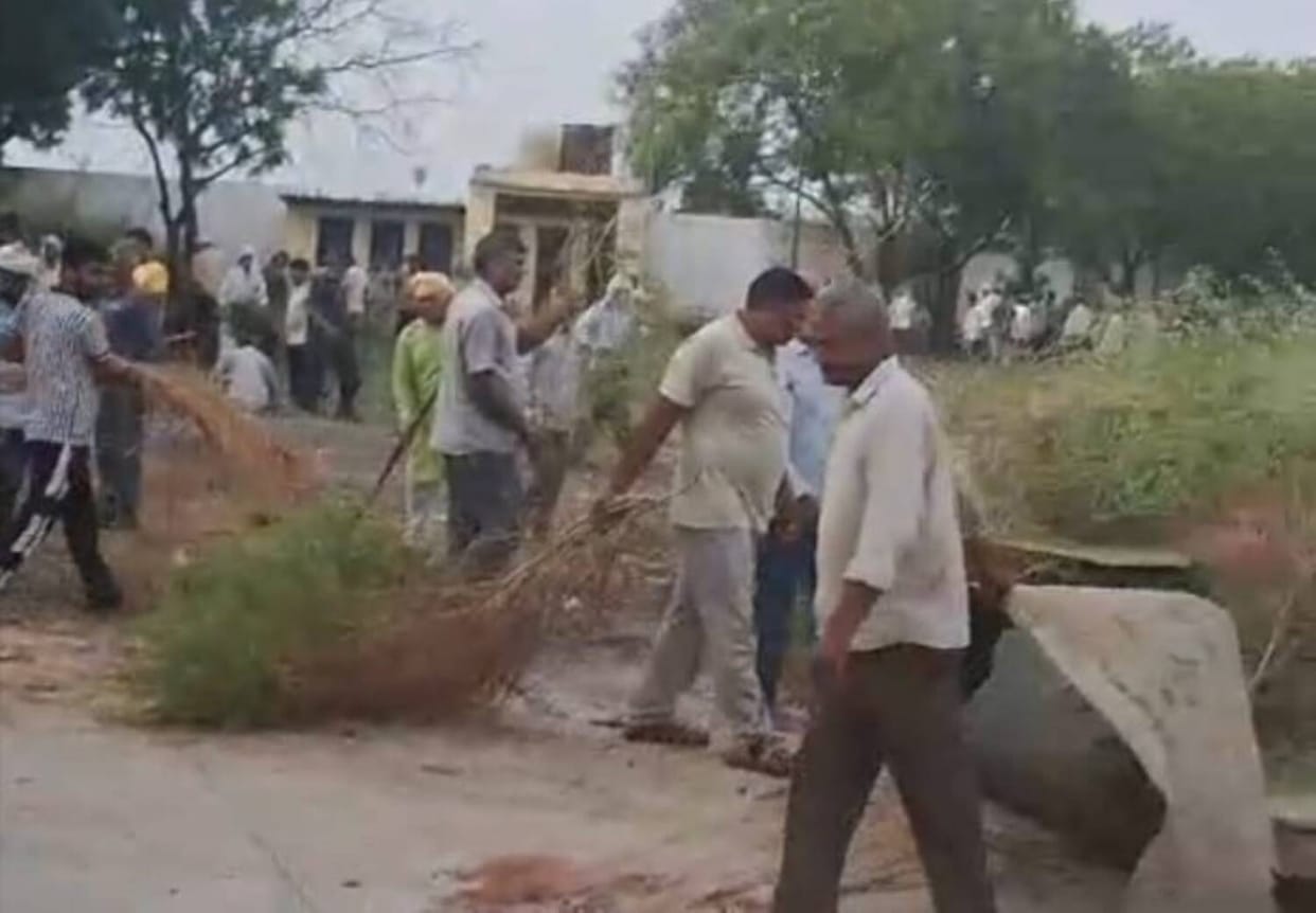 Officials and employees at the sugar mill performed voluntary labor.