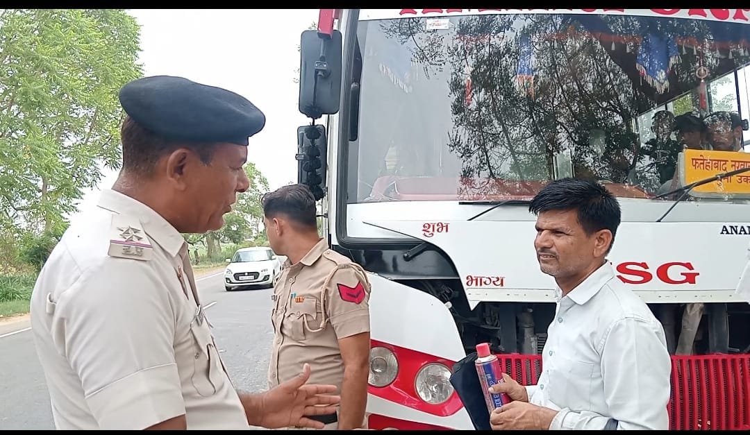 फतेहाबाद के भूना रोड पर बस की जांच करते हुए पुलिसकर्मी
