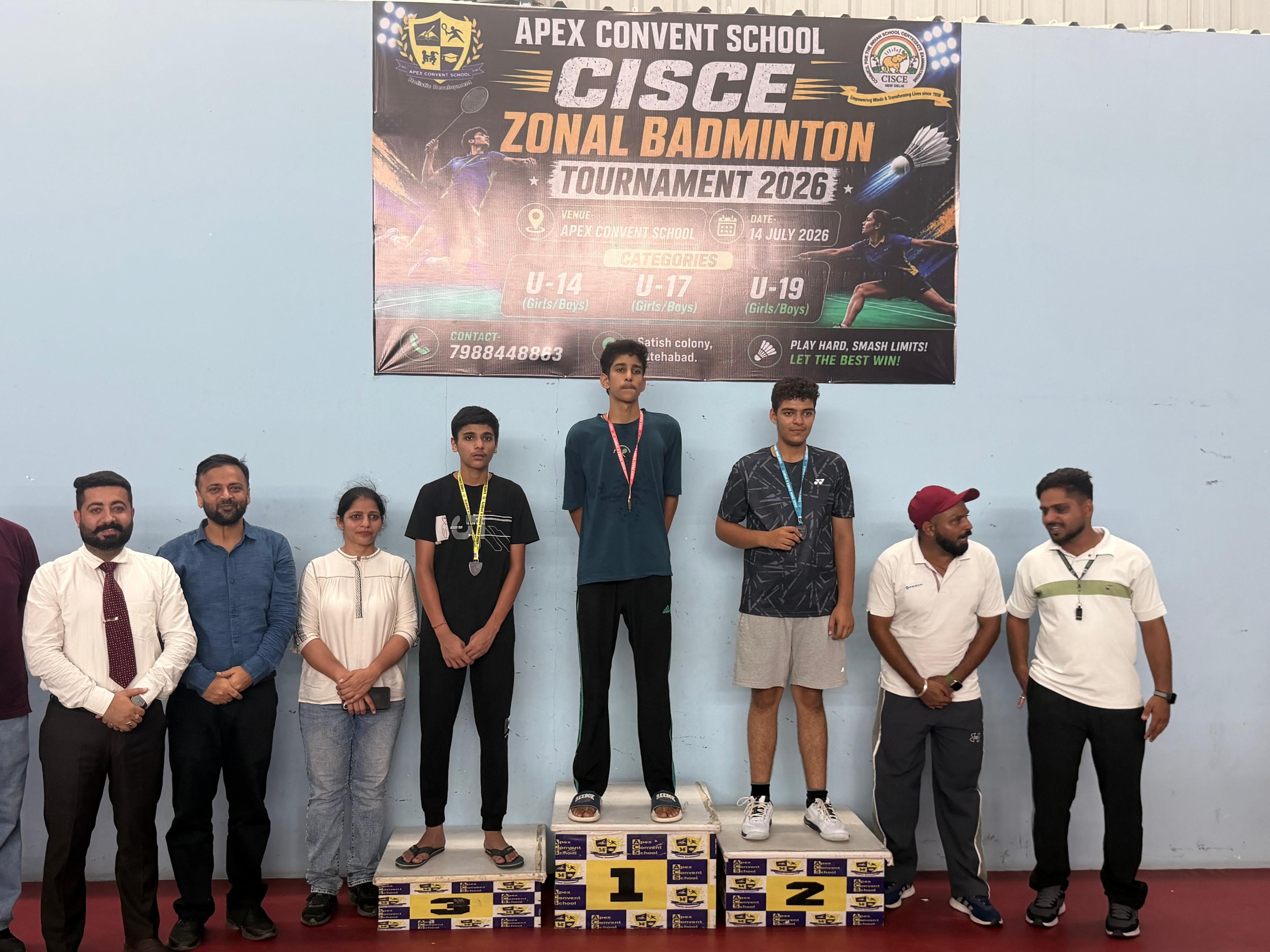फतेहाबाद में विजेता खिलाड़ियों को सम्मानित करते हुए आयोजक स्त्रोत आयोजक
