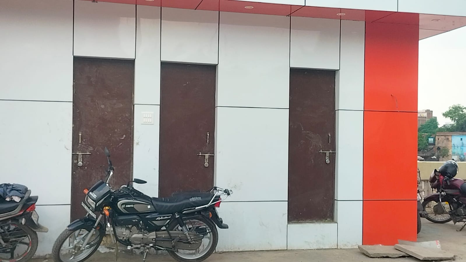 गोमती घाट के शौचालय में लगा ताला। संवाद