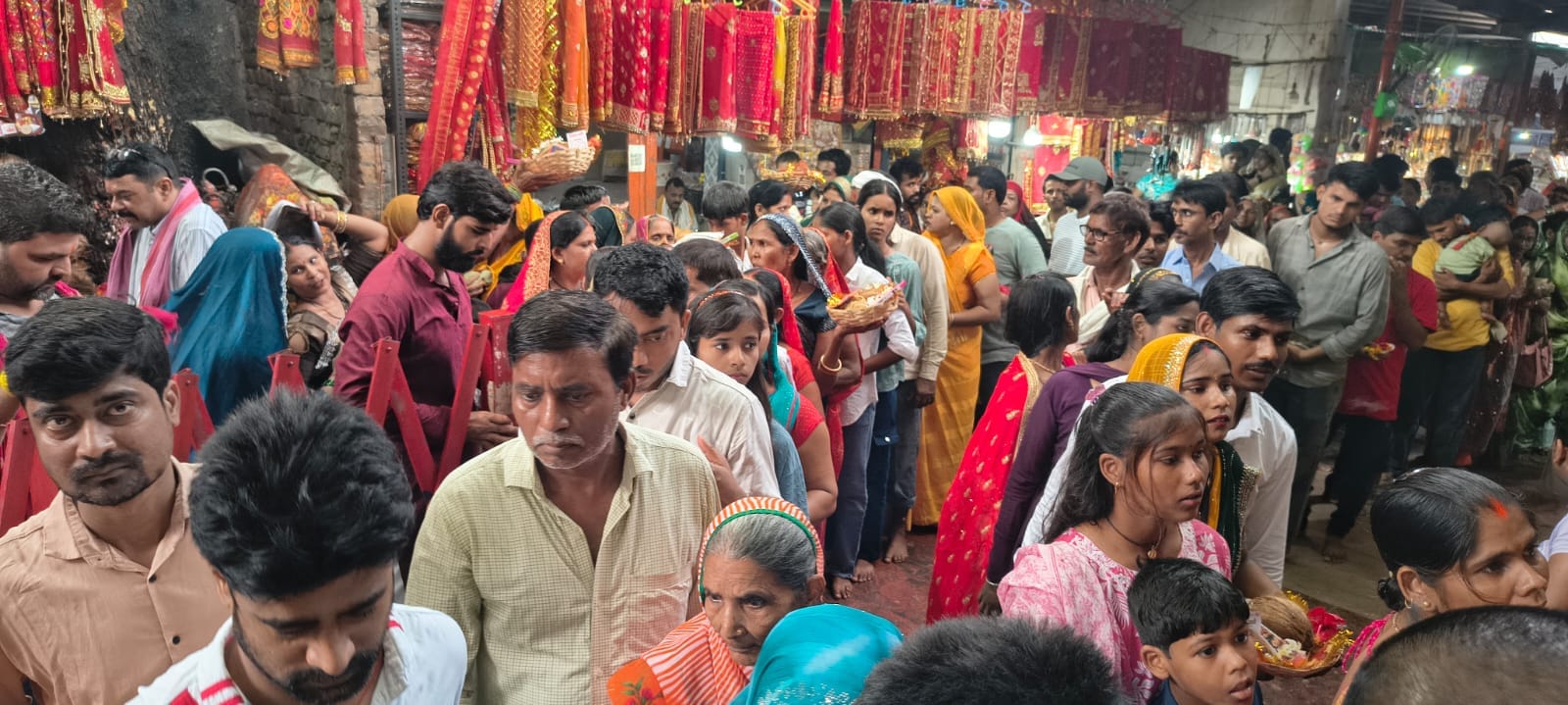 गुप्त नवरात्रि के तीसरे दिन चौकियां धाम में दर्शन के लिए कतार में लगे श्रद्धालु। स्रोत-ग्रामीण