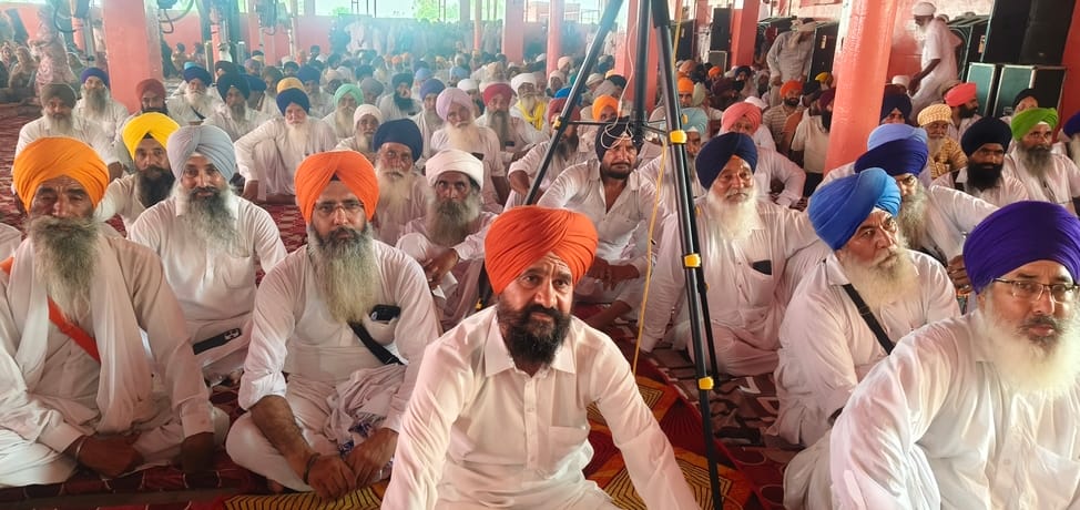 गुरु महिमा का बखान करते राखी जत्थे