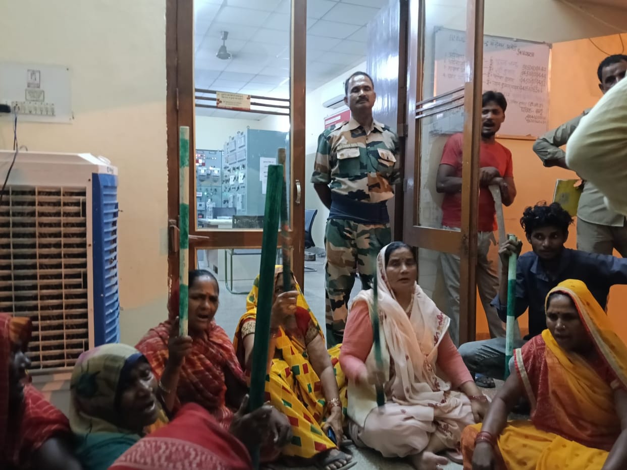 Women stormed the substation and brought the district's power supply to a halt.