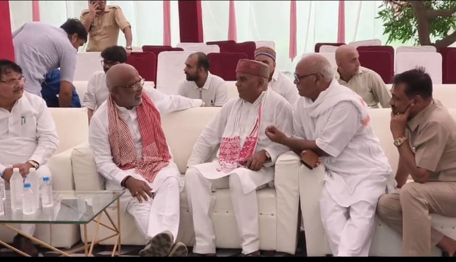  गौरीगंज के अचलपुर में दिवंगत पूर्व विधायक के घर पर मौजूद भाजपा क्षेत्रीय मंत्री। स्रोत : संगठन