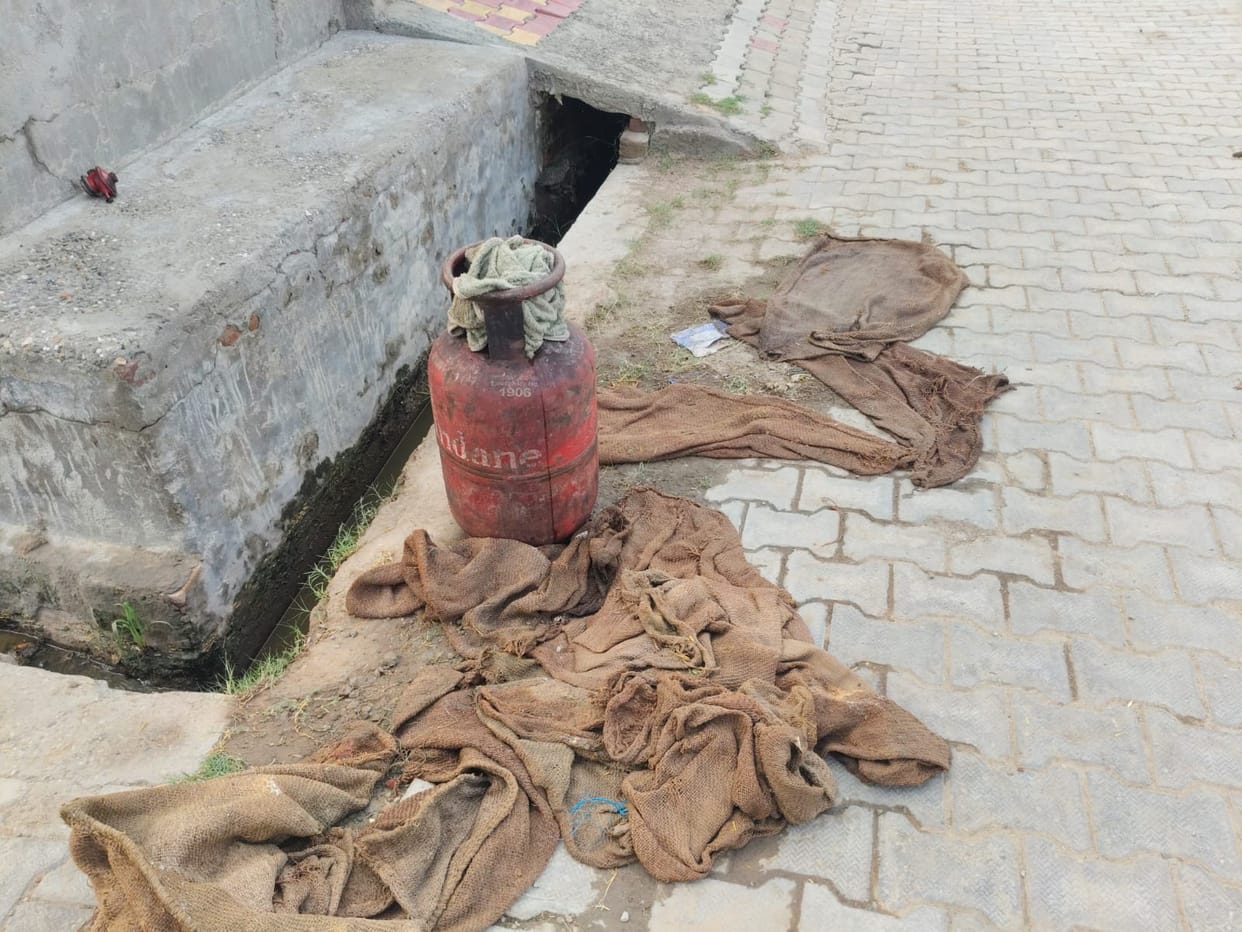 A major accident was averted by removing a burning gas cylinder from the house.