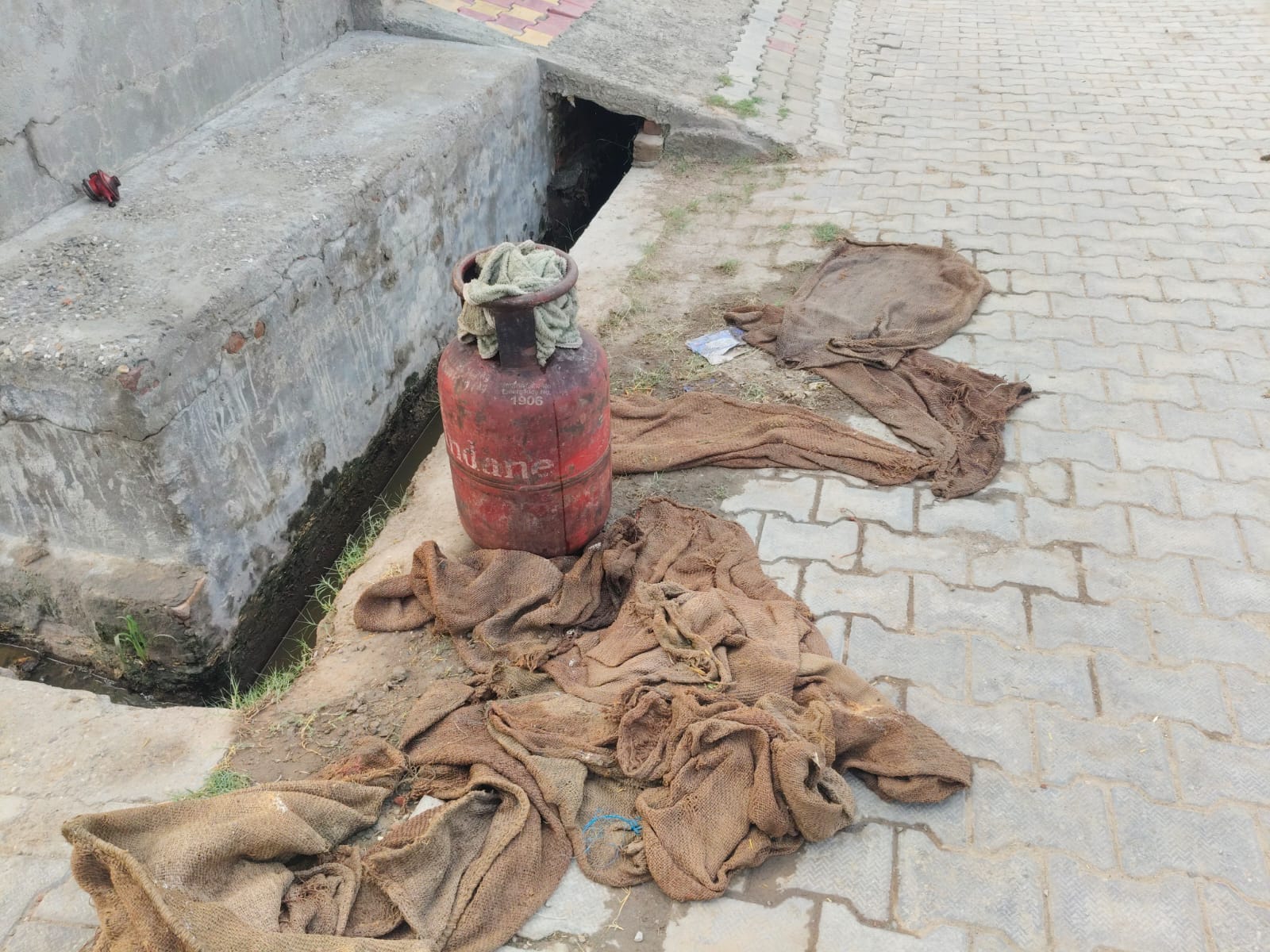 घर से बाहर निकाला गया सिलिंडर।