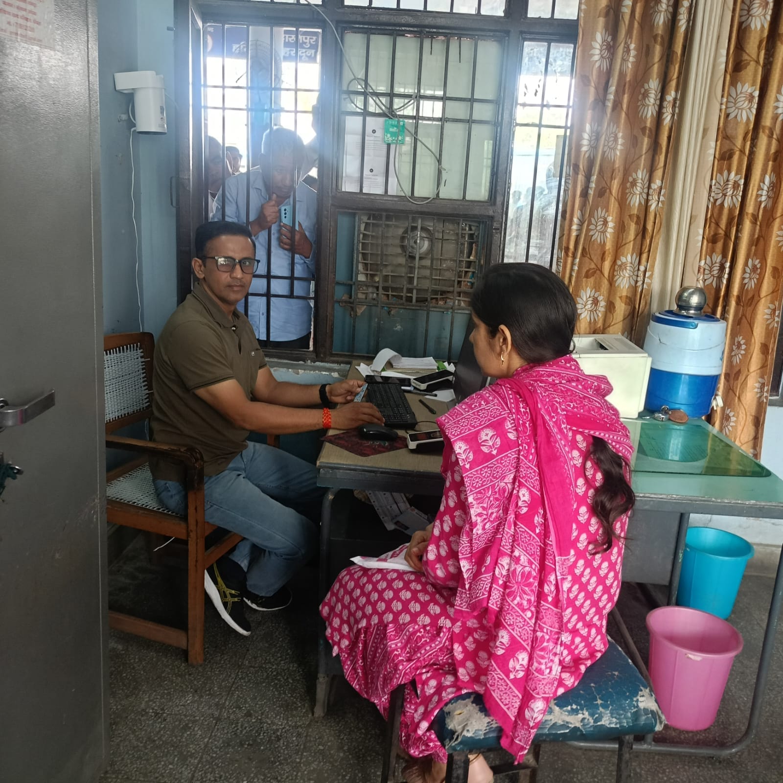 हैप्पी कार्ड कक्ष में बैठा कर्मचारी व बाहर कार्ड लेने पहुंचे लाभार्थी। संवाद