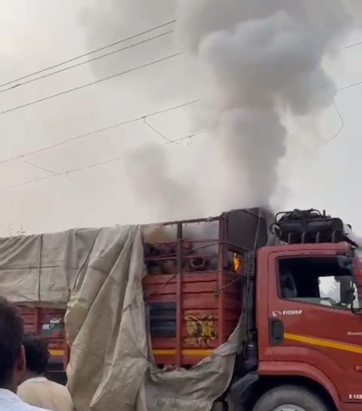 A truck loaded with copper caught fire, a major accident was averted due to the presence of mind of the youth.