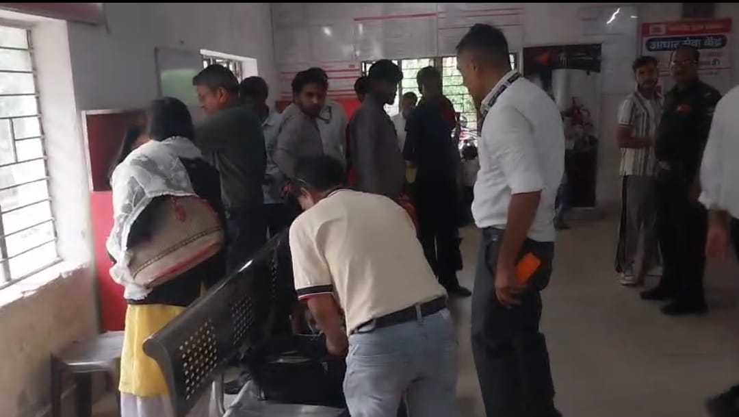 ई-मेल से डाकघर काे बम से उड़ाने की धमकी मिलने के बाद जांच करते सुरक्षा कर्मी। स्रोत- पुलिस