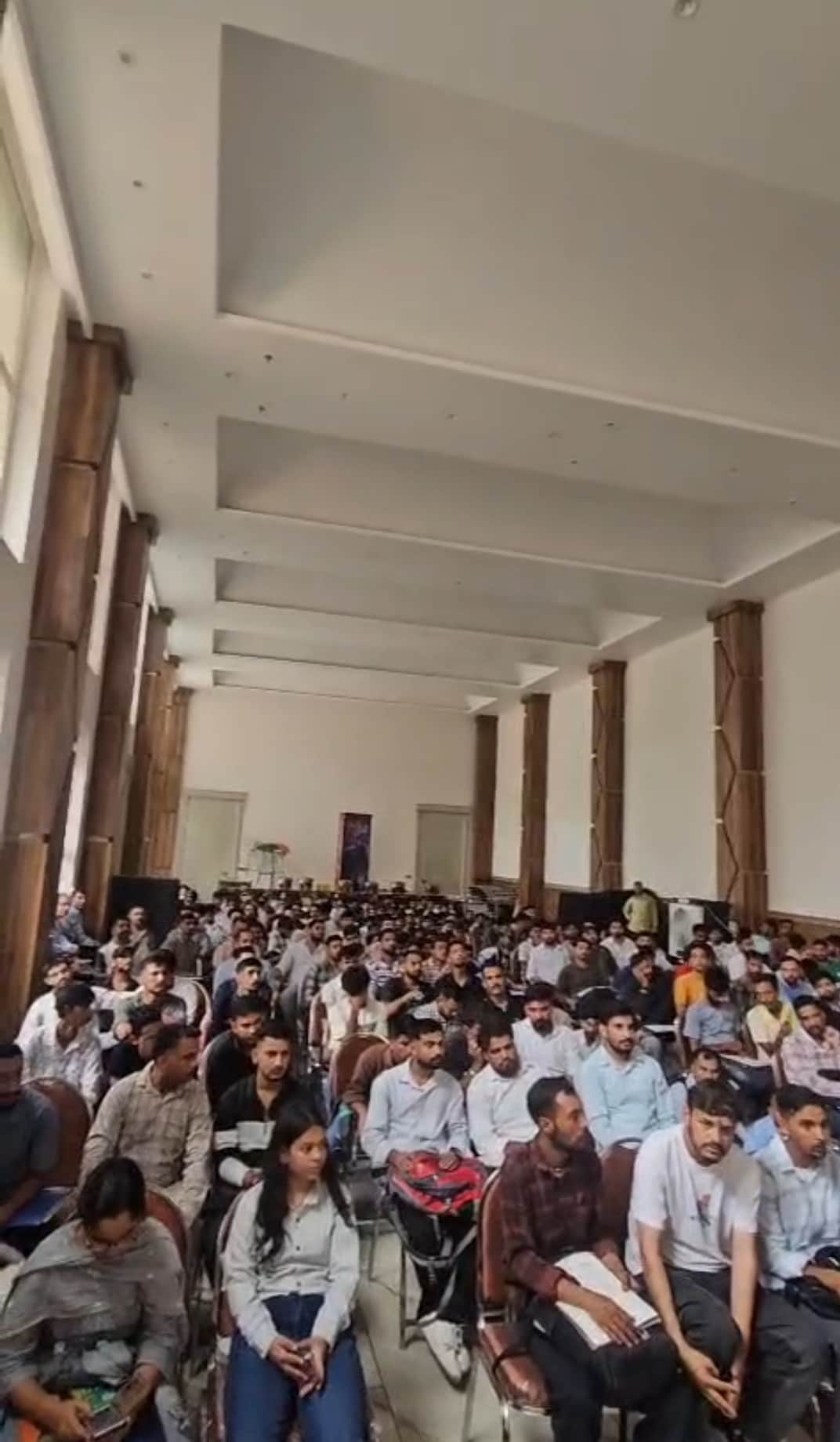 इलेक्ट्रिक बसों के लिए इलेक्ट्रिशियन, मैकेनिक और टेक्नीशियन के पदों के लिए उमड़ी अभ्यर्थियों की
