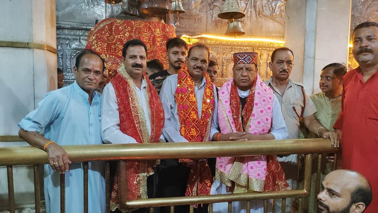 ज्वालामुखी मंदिर में दर्शन करते डॉ. राजीव बिंदल और अन्य। -संवाद