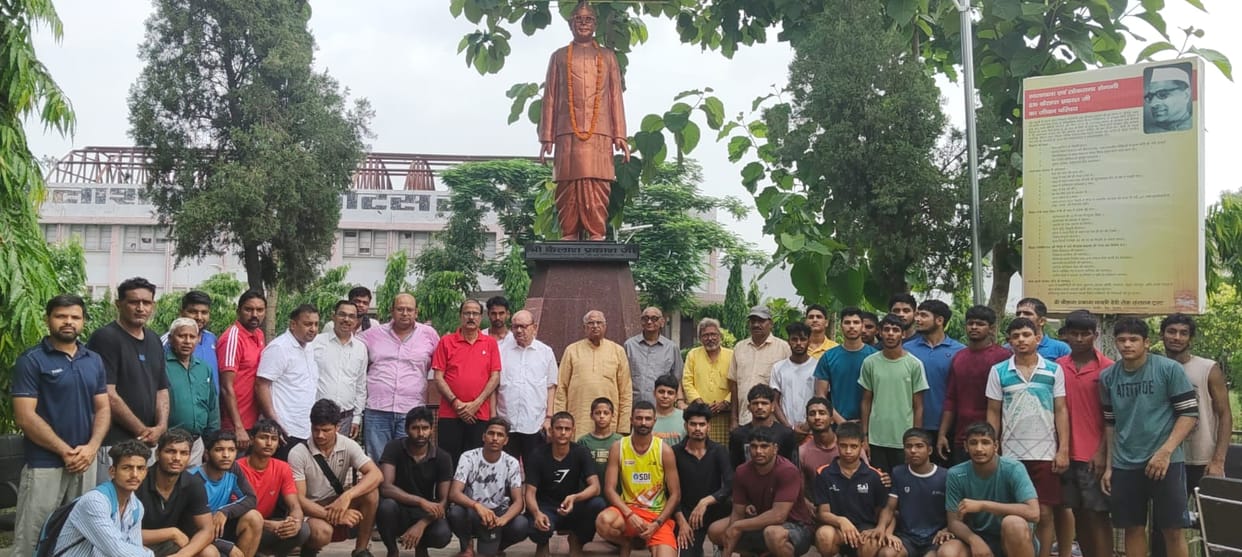 Paid tribute to freedom fighter Kailash Prakash.
