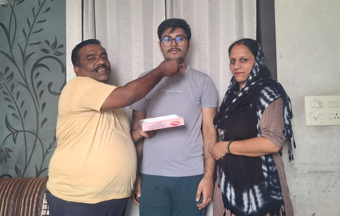 Kunal, son of Hamrahi Pawan Mittal, secured the 3,454th rank in NEET.