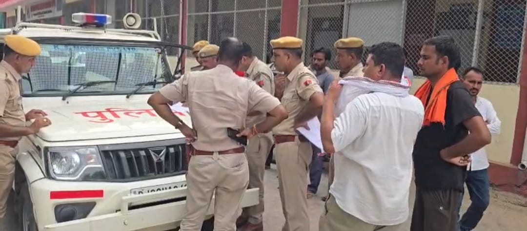 करंट लगने से युवक की मौत, परिजनों ने दिया धरना