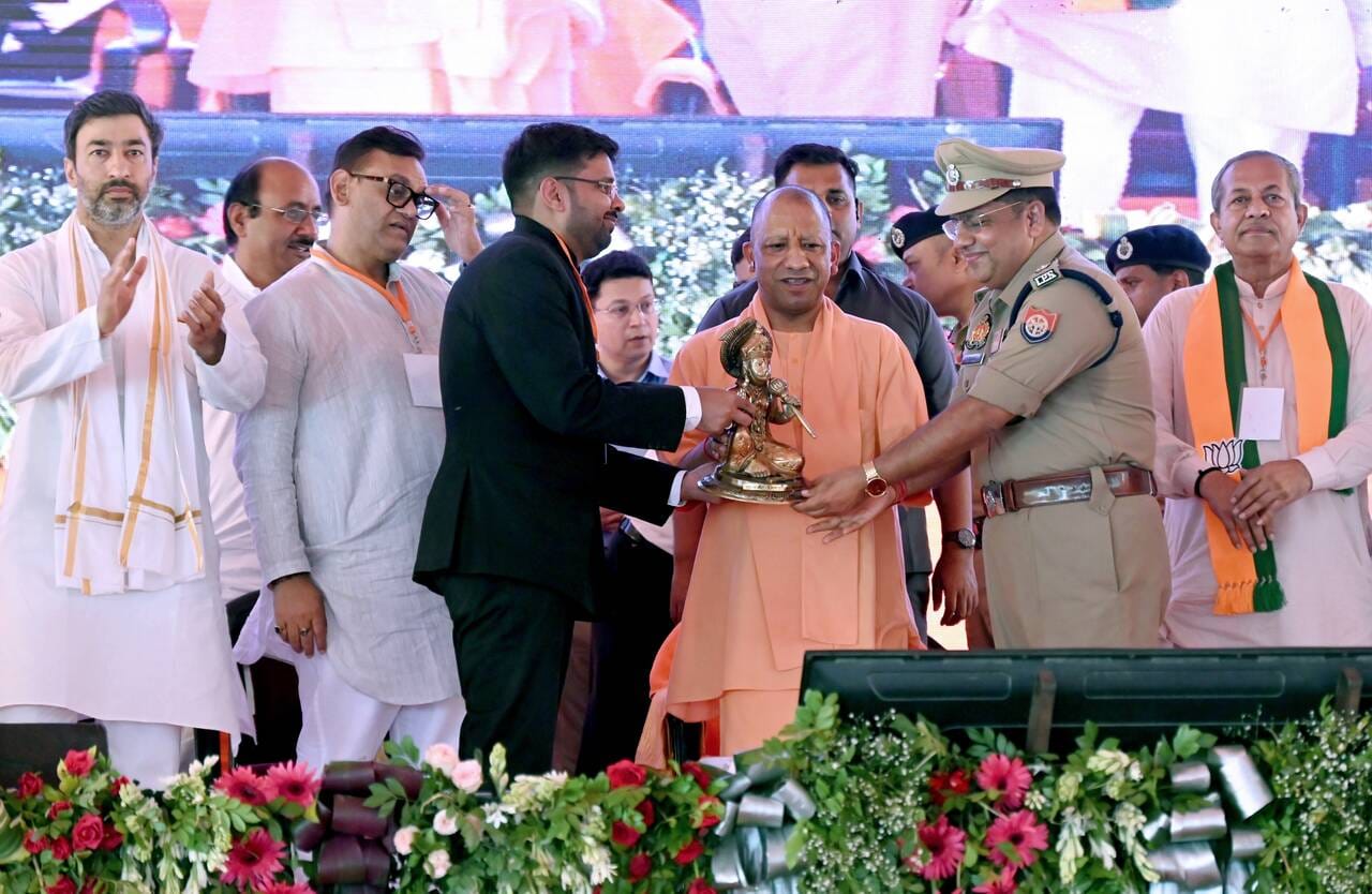 कैराना में सीएम को मूर्ति भेंट करते जिलाधिकारी और एसपी। संवाद