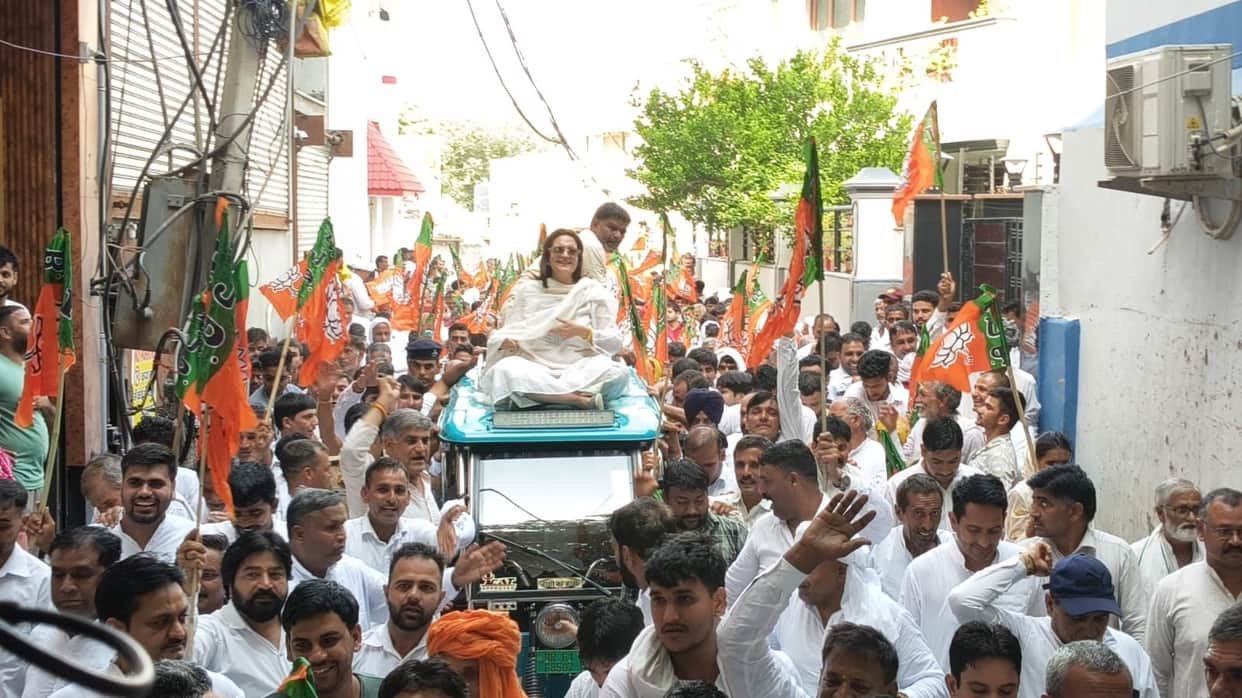 Kiran Choudhry arrived at the medical college riding atop an e-rickshaw, followed by a caravan of party workers on foot.