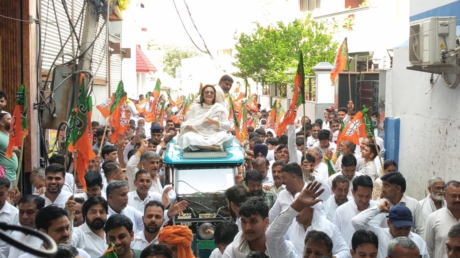 कार्यकर्ताओं के साथ  ई-रिक्शा में सवार होकर पंडित नेकीराम शर्मा मेडिकल कॉलेज कार्यक्रम स्थल तक 