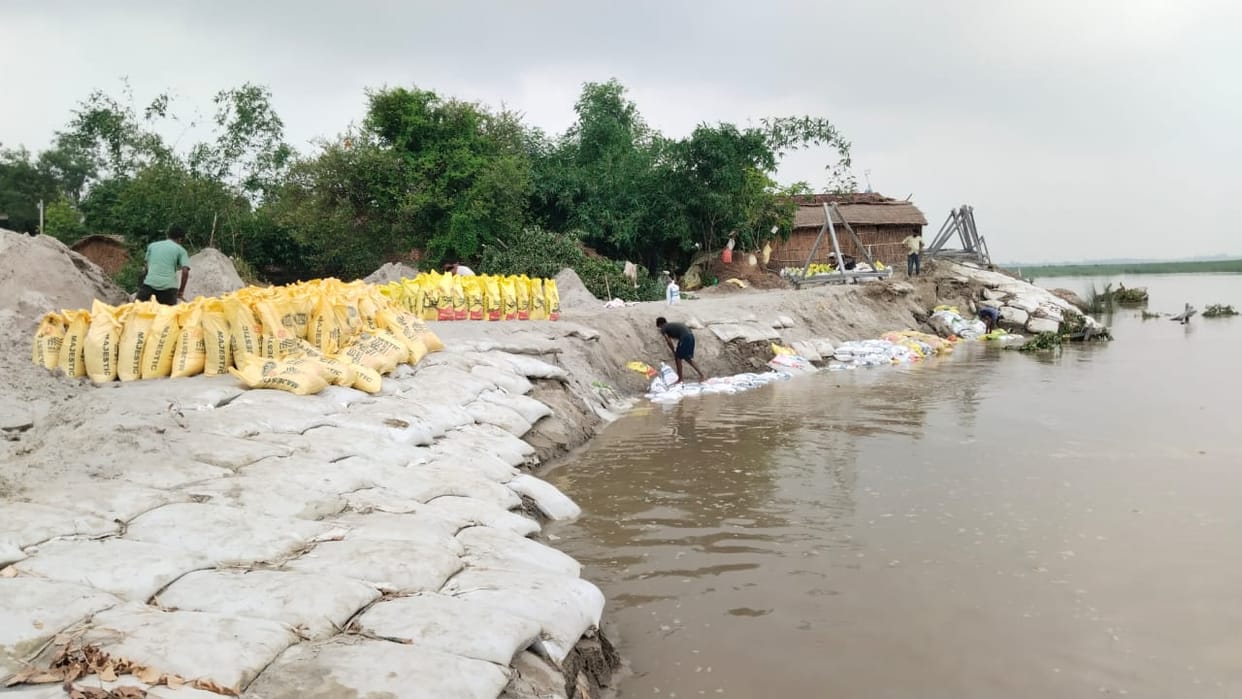Saryu River swells menacingly; severe erosion in riverside villages.