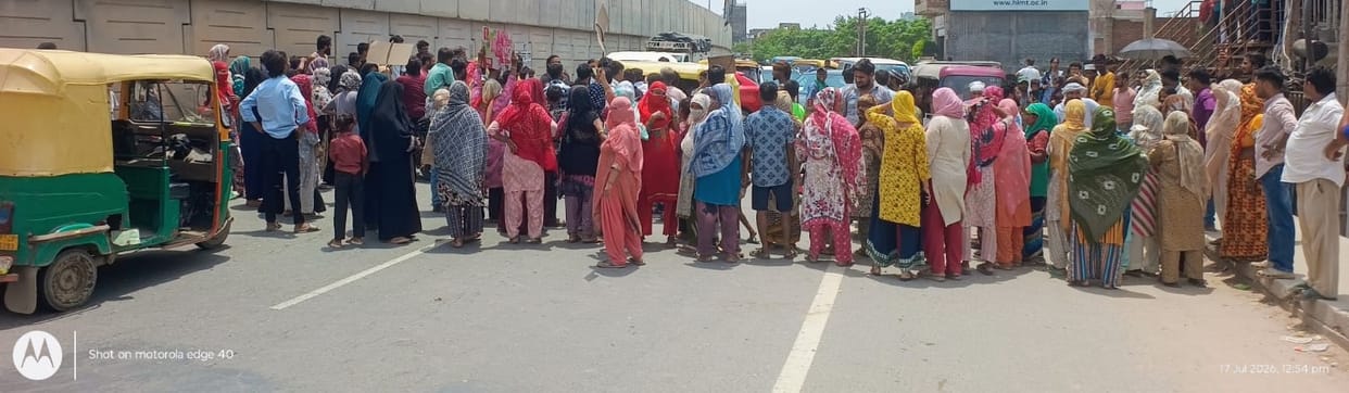 People troubled by power outages for seven days blocked the Khajuri-Baghpat road.