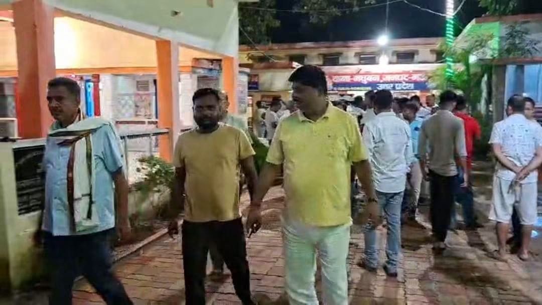 मधुबन नगर पंचायत अध्यक्ष प्रतिनिधि द्वारा सभासद से मारपीट के बाद मधुबन थाना में सभासद के समर्थन