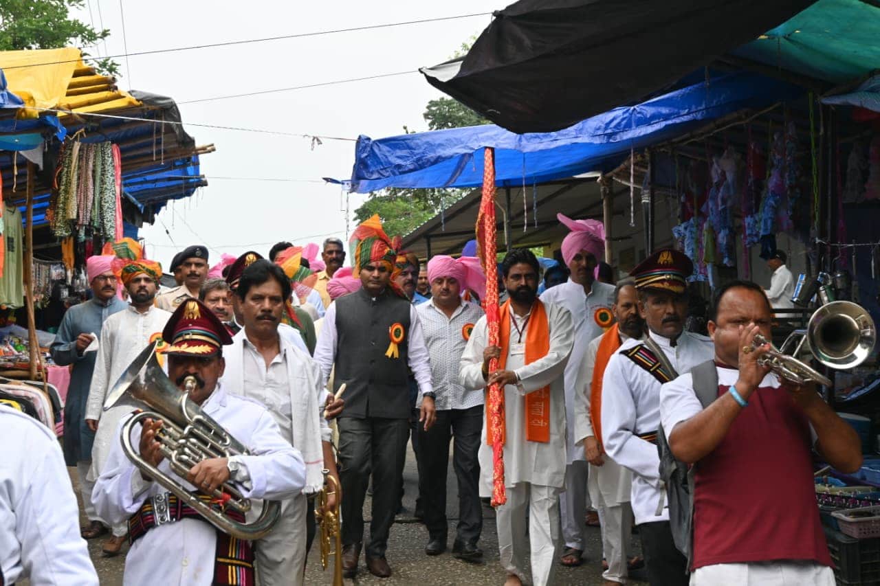 नूरपुर के प्रसिद्ध जिला स्तरीय नागनी मेले के शुभारंभ पर आयोजित शोभायात्रा में भाग लेते हुए उपाय