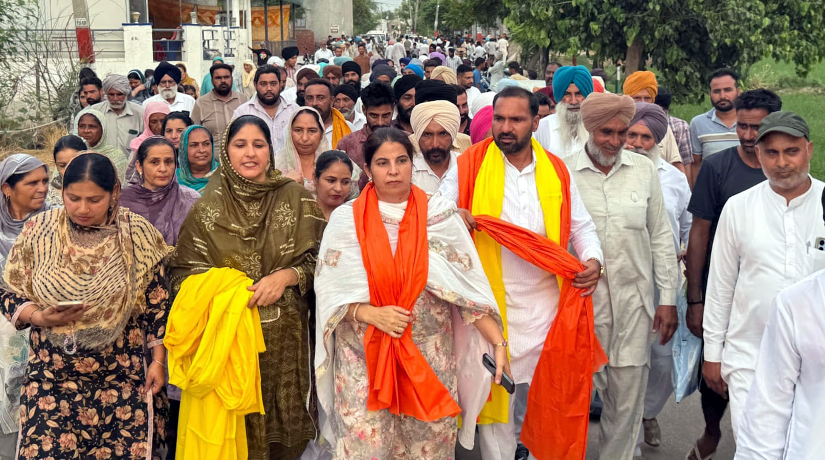 पंचायत समिति चेयरपर्सन सुखविंद्र कौर व जगतार माजरी को सम्मानित करते हुए माजरी के ग्रामीण।