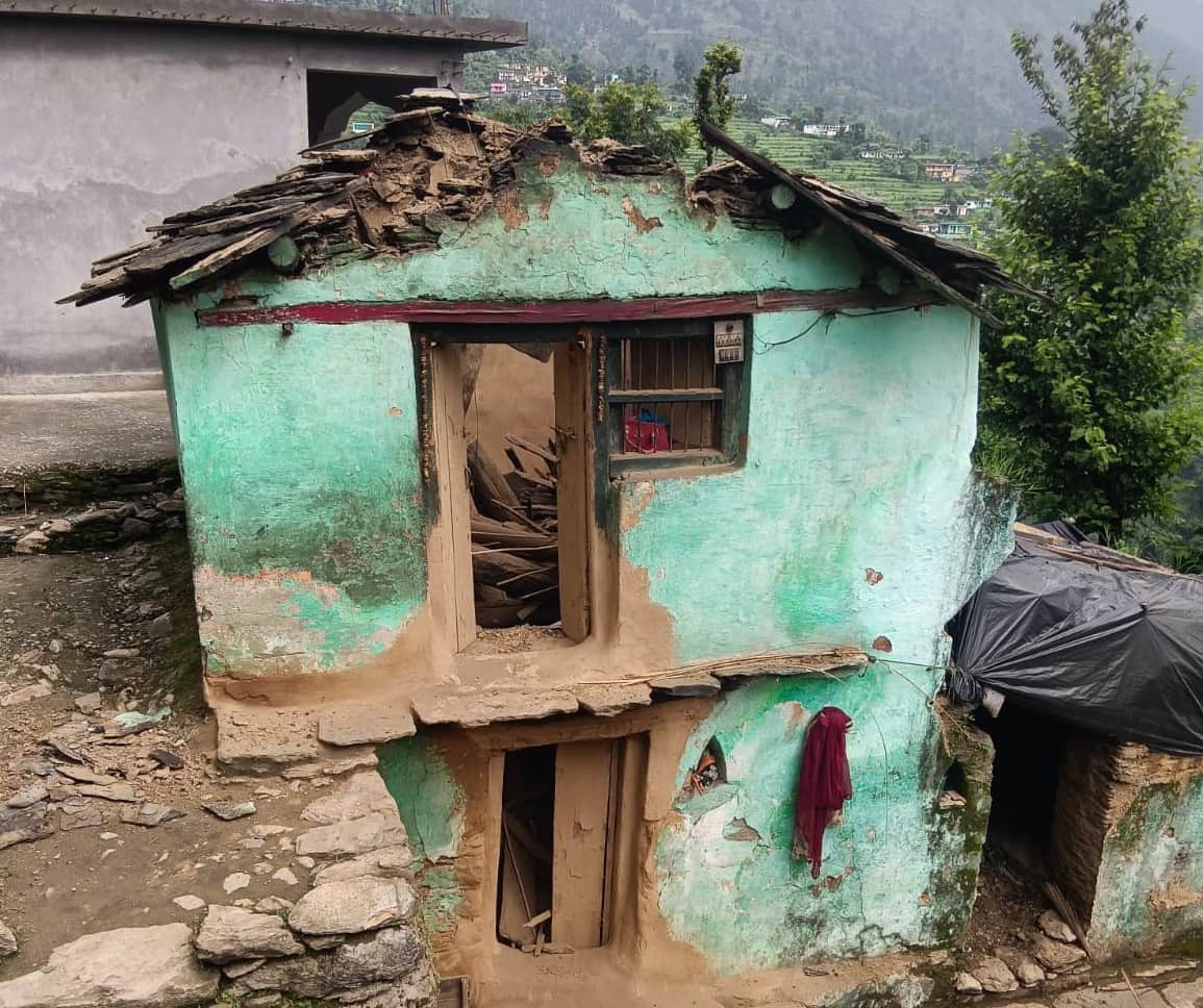 पोखरी के भेरिया गांव में भर भराकर गिरी आवासीय मकान की छत। स्रोत: जागरुक पाठक 