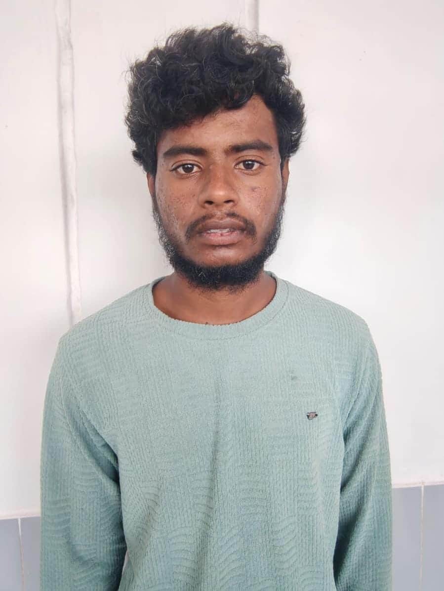 आरोपी के घर मे बने दीवार को तोड़ती पुलिस