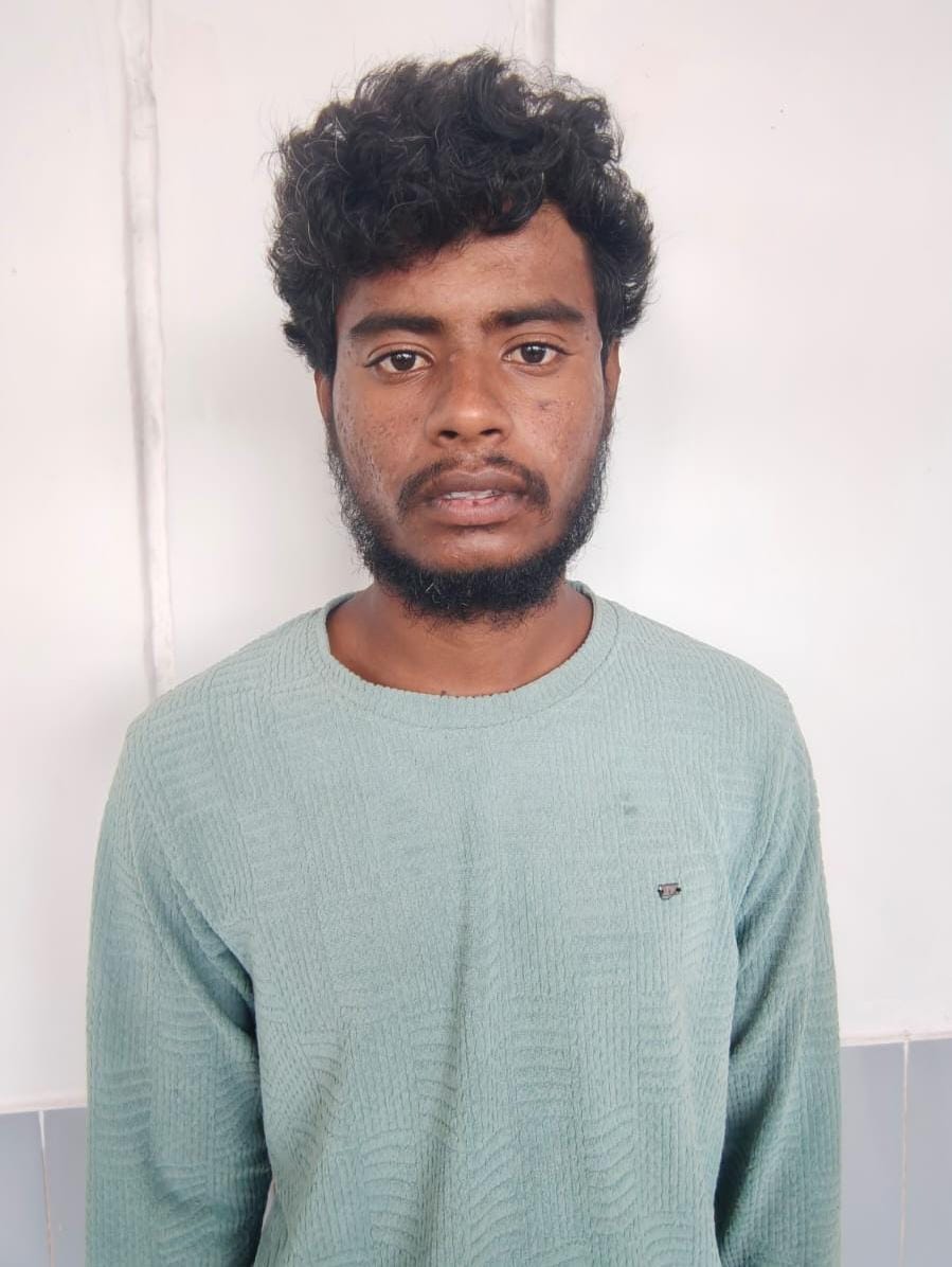 आरोपी के घर मे बने दीवार को तोड़ती पुलिस
