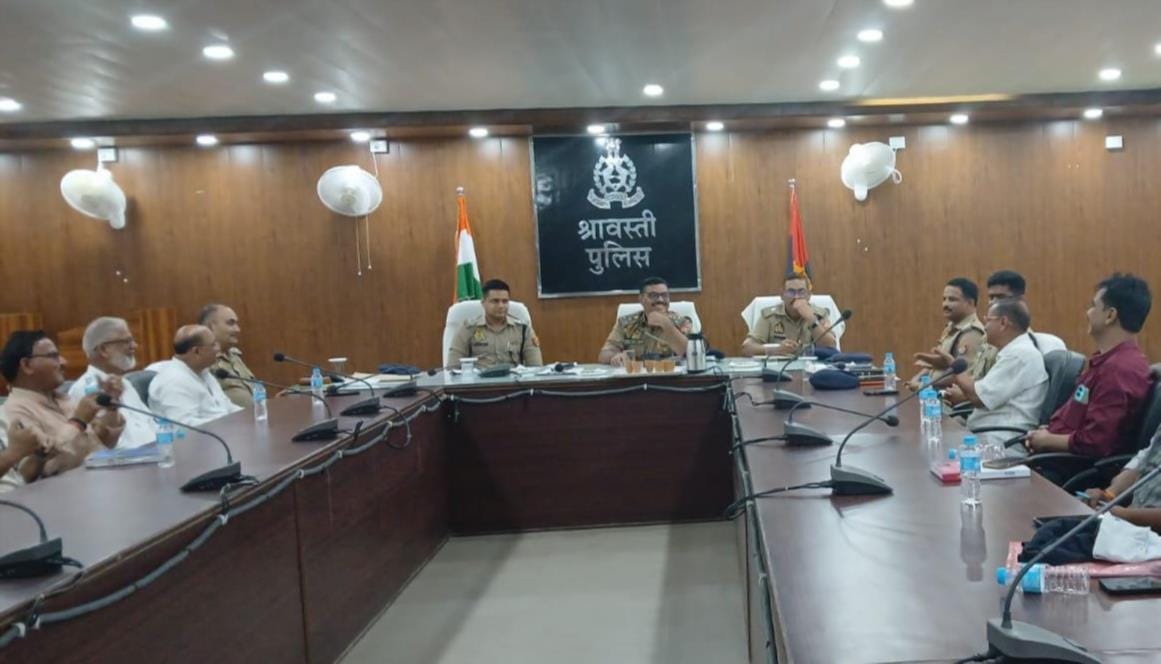 पुलिस कार्यालय सभागार में आयोजित बैठक में मौजूद डीआईजी व अन्य।