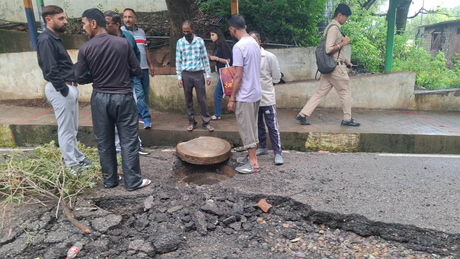 पुलिस लाइन के सामने ब्लॉक हुई सीवरेज को दुरुस्त करते विभागीय कर्मचारी। संवाद