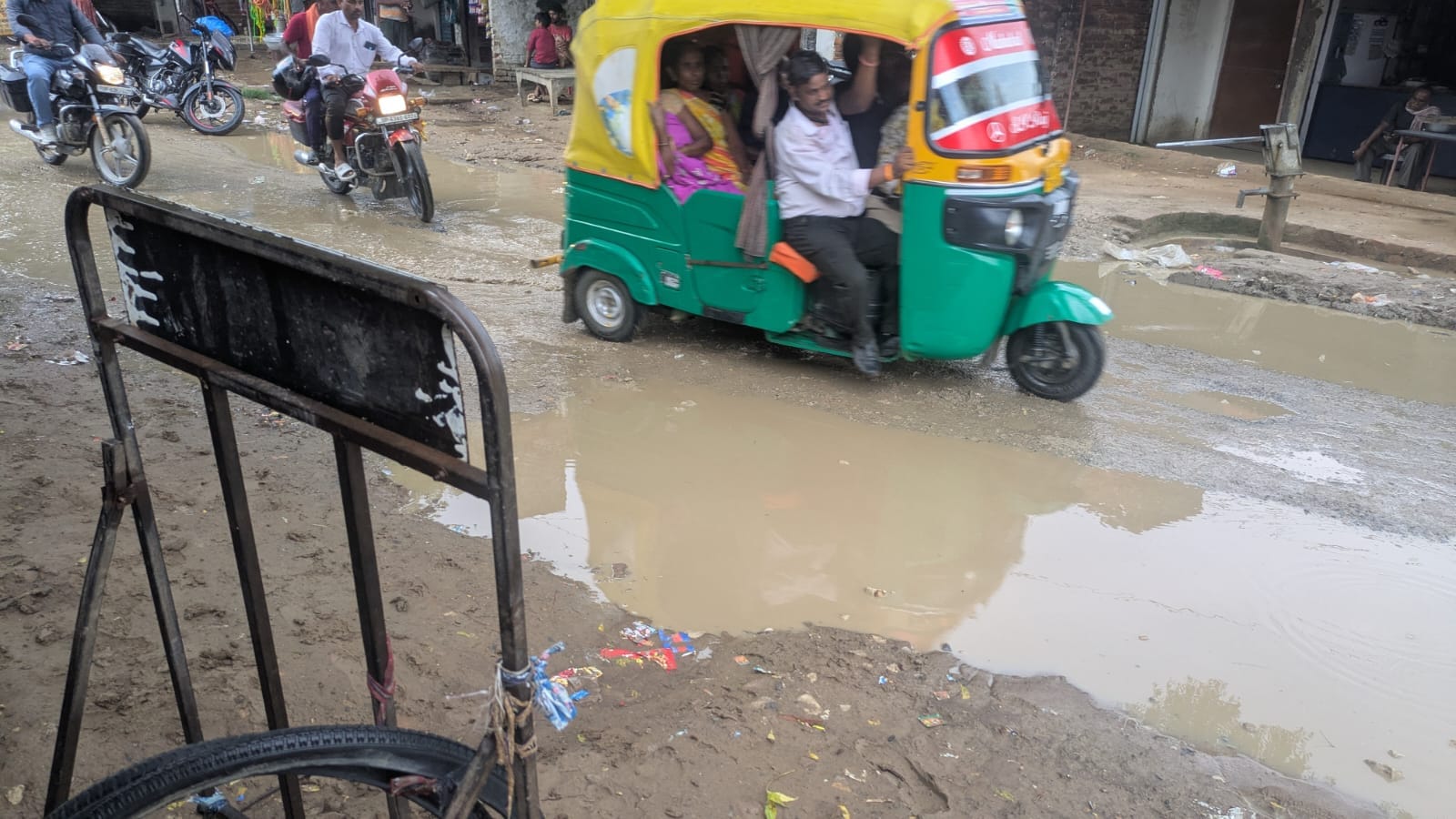 पानी भरे गड्ढायुक्त मार्ग पर हरिहरपुर चौराहा के पास हिचकोले मारता सवारियों से भरा टैंपो।-संवाद।