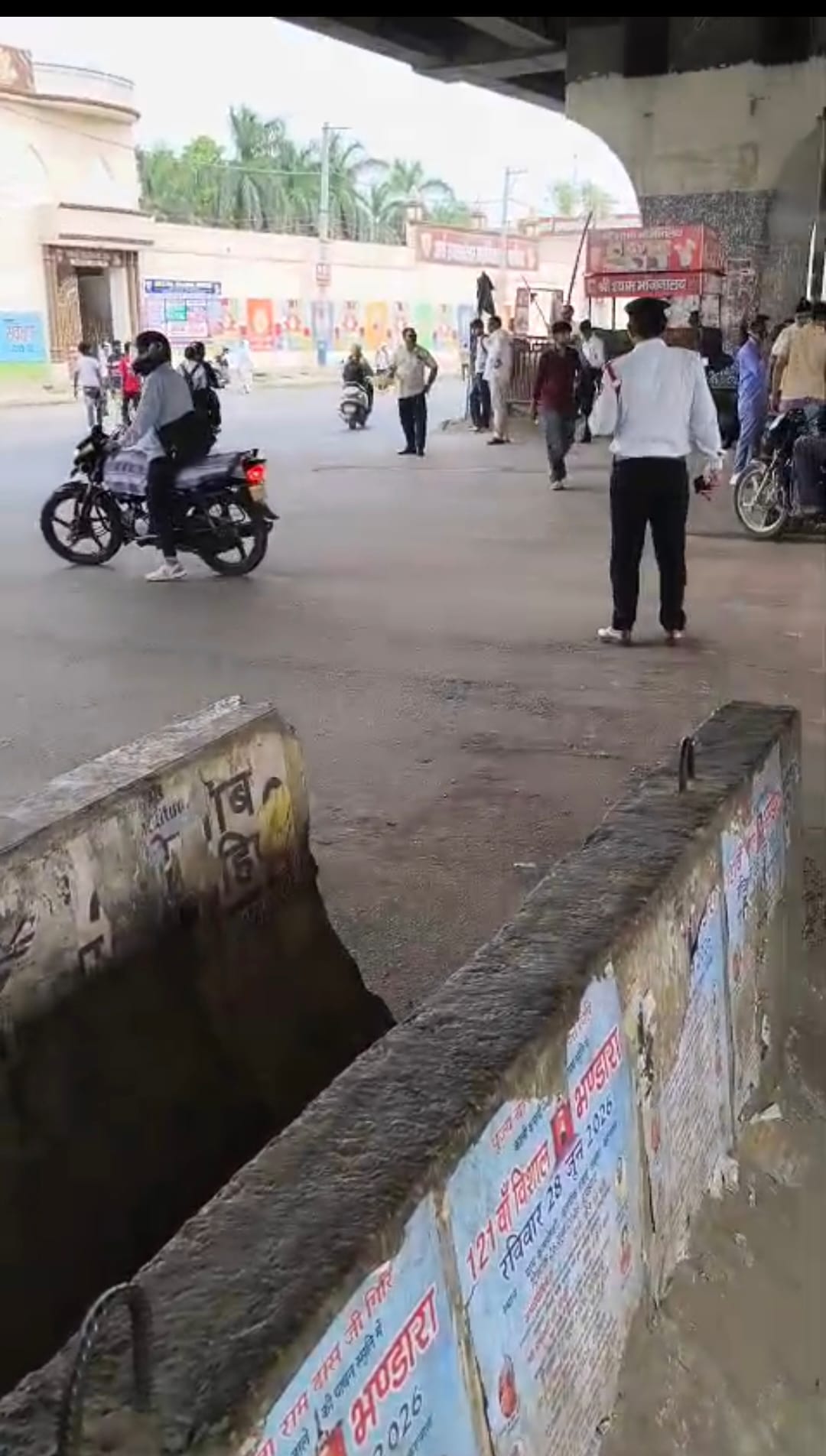 पुराना बस स्टैंड पर खोला गया रास्ता। संवाद