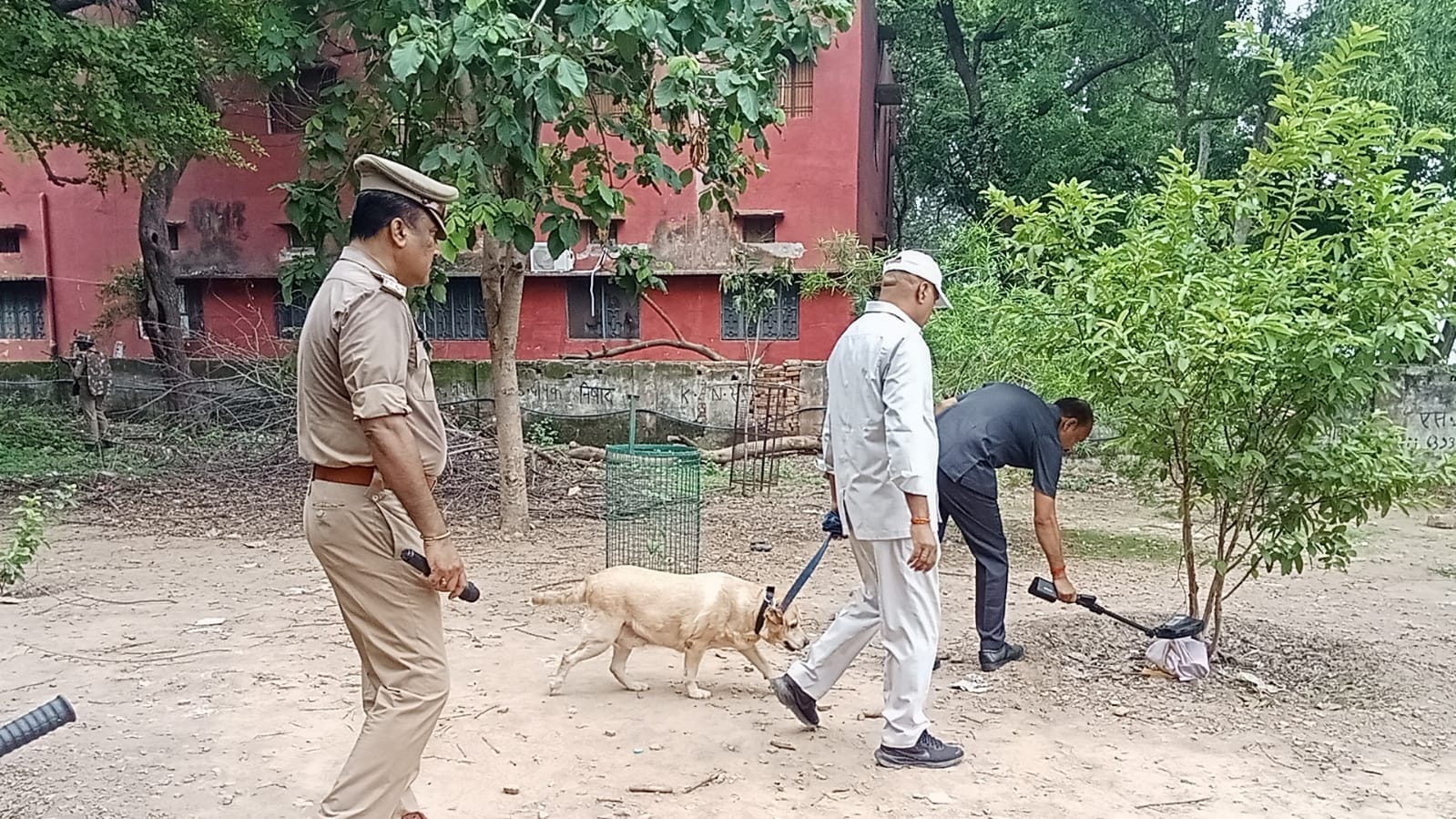 पूर्वाभ्यास के दौरान कचहरी में बम हाेने की सूचना पर जांच करती डाग स्क्वाड और बम निरोधक दस्ते  क