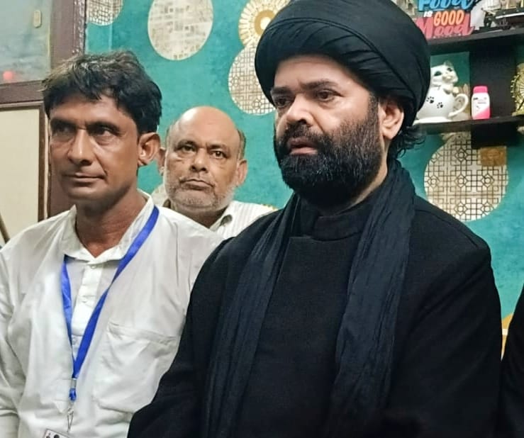 पत्रकारों से बातचीत करते  मौलाना कल्बे रुशेद । मीडिया प्रभारी