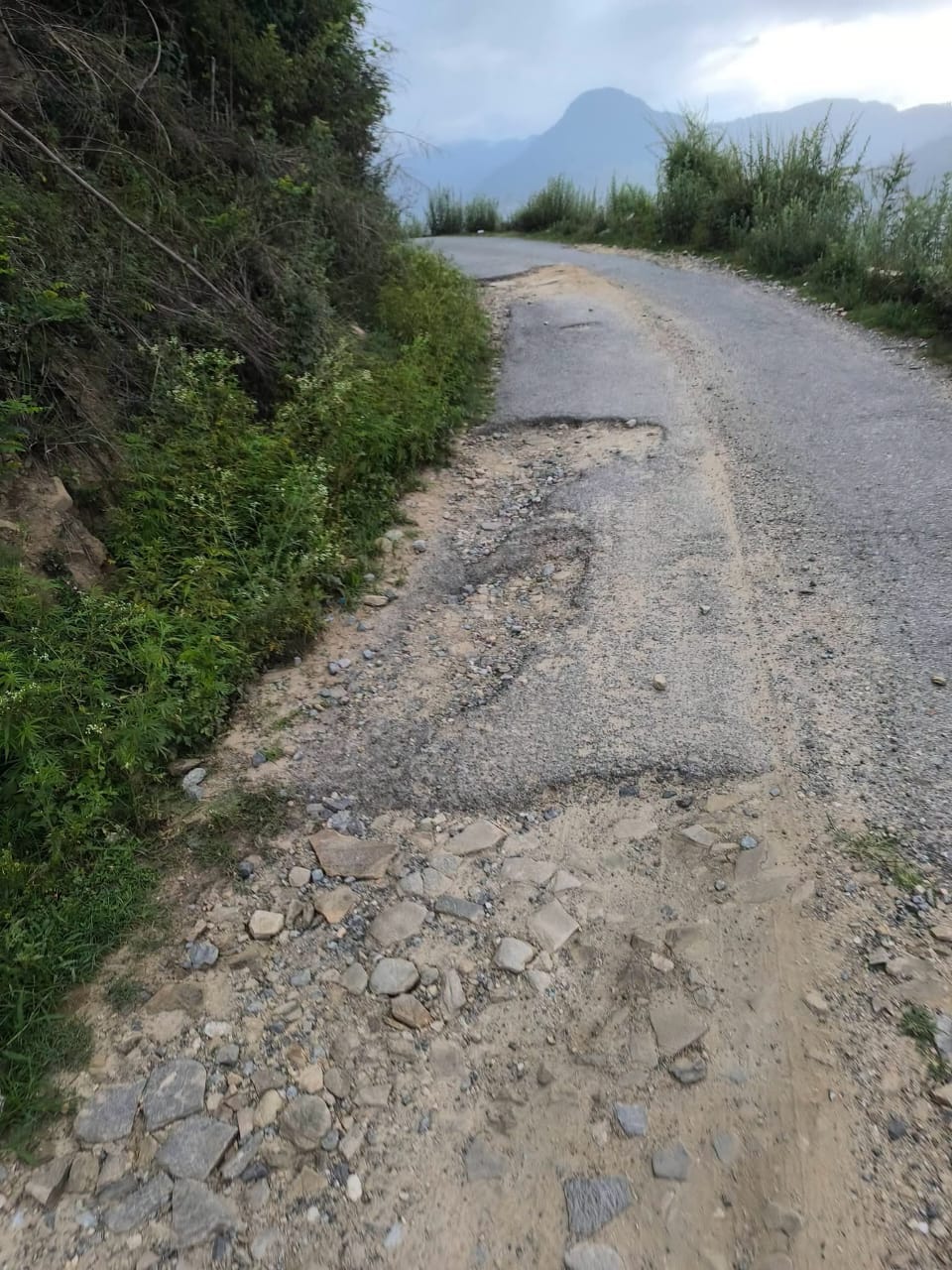 Piuntra-Dwavda-Tharoch road in poor condition; apple and tomato transportation at risk.