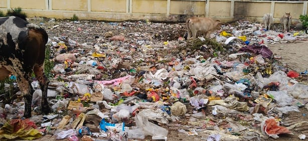 Chinhat Girls' Inter College campus turns into a garbage dumping point; children's health at risk.